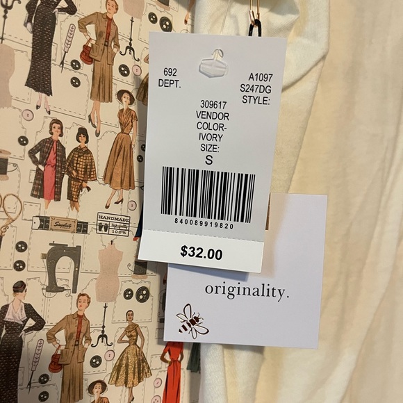 Kind Words Cost Nothing top 🖤 - Picture 5 of 5